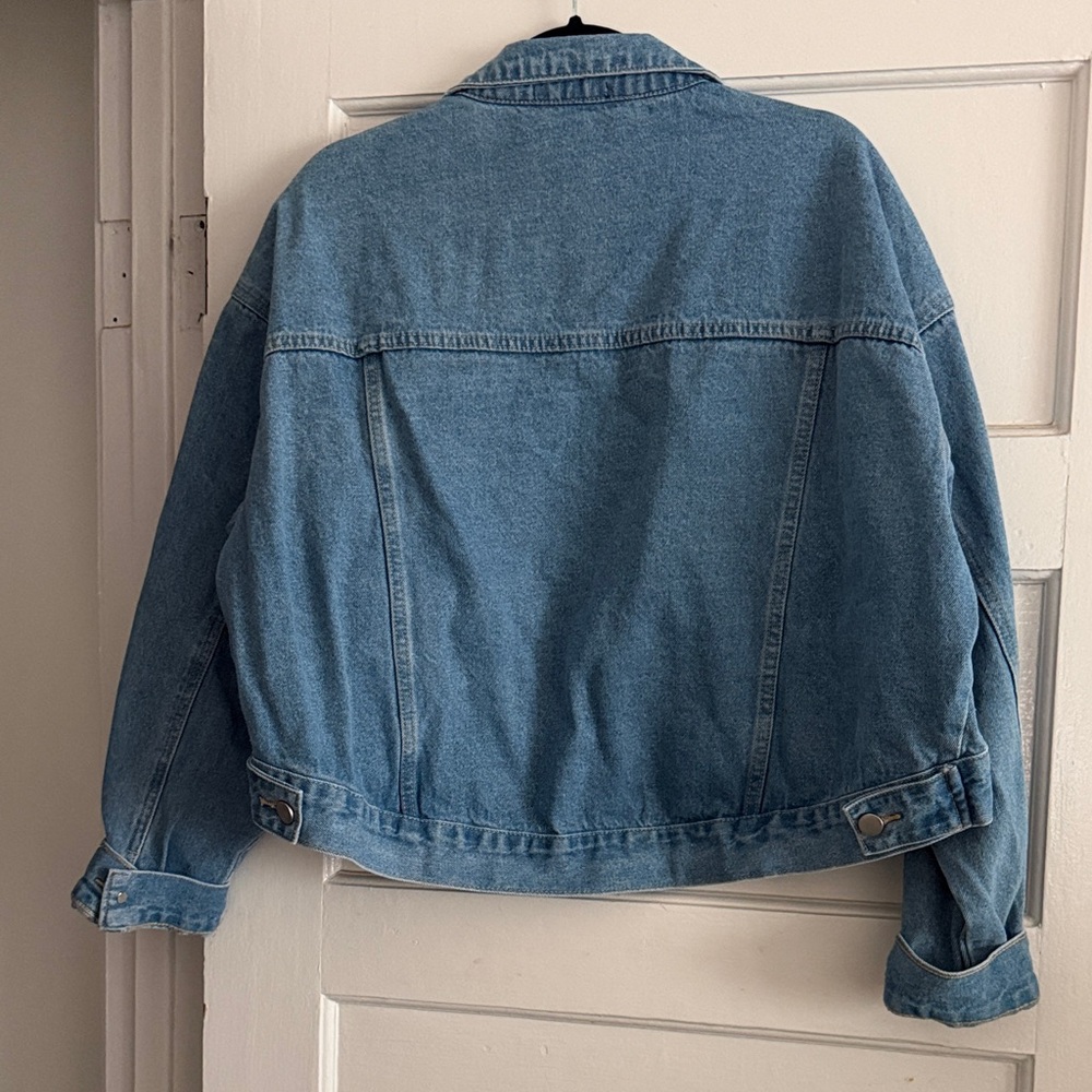 Cropped Light Blue Denim Jacket with Boxy Fit - Picture 6 of 6